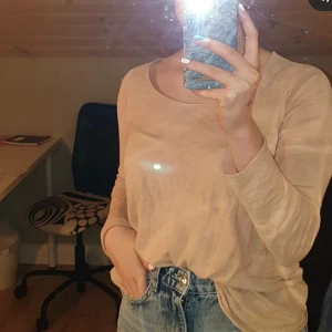 Långärmad tröja - Basic långärmad tröja från american vintage. En liten slitning på ryggen men verkligen inget som märks.  Storlek M men skulle säga mer S.  30 kr köparen står för frakten. Om du inte är nöjd med priset så skriv! Betalning sker via swish