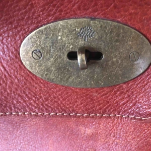  - Säljer min ärvda stora Mulberry väska/ bag i äkta läder. Väskan är gammal men hel och o i fint anv skick! Mått: 41x 30 cm exkl handtag. Vet att dessa är dyra i i köp så lägger ut den till något lägre än värderat andrahands pris som ligger från 4500:-
