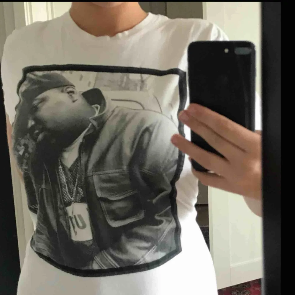 Jättesnygg biggie t-shirt som jag tyvärr måste sälja då den inte är min stil längre:( köpt i New York sommaren 2018 och knappt använd. Köparen står för frakt annars möts jag upp i thn/vbg! (Har lagt upp den på ett gammalt konto också). T-shirts.