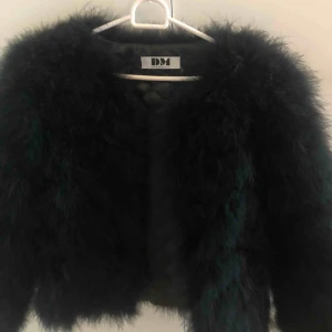  - Fin pälsjacka från Dm retro. Knappt använd. Storlek XS. Köparen står för frakten💕