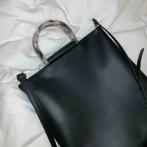  - Säljer min splitternya fina väska från Carin Wester. Köpt i höstas (tror ej den säljs längre) för 499kr. Säljer pga fick inte användning för den till skolan :( Får enkelt plats med dator, har en stor, bra innerväska som kan stängas! Pris kan diskuteras