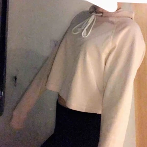  - En croppad hoddie 