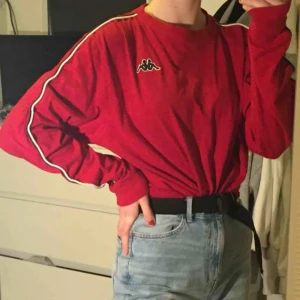  - Röd Kappa sweatshirt stolek XL men avklippt. Jag själv på bilden brukar ha s. Köparen betalar för frakt😊💕