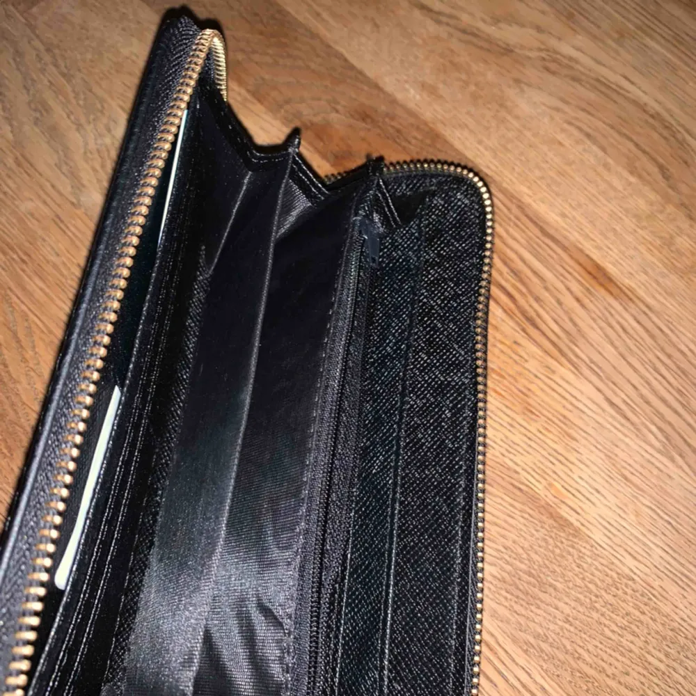 Säljer denna fina plånboken i bra kvalitet! Michael kors, men fake då den är köpt i Spanien. Nästa aldrig använd, super skick 🥰. Väskor.