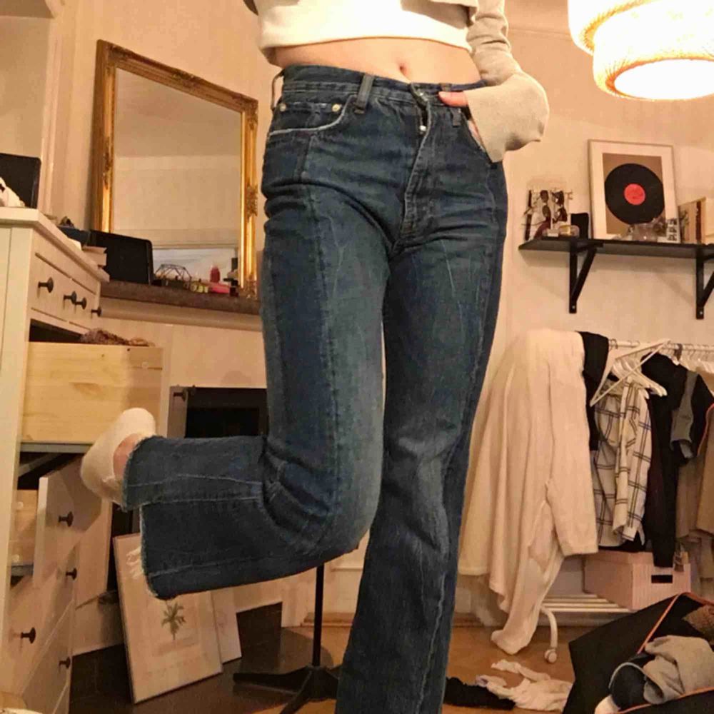 Ett par flare jeans från zara. Jag är 168 cm och d slutar vid min fotknöl. Passar mig som oftast har waist 25 i högmidjade byxor men eftersom dessa går precis under naveln passar d mig perfekt:). Jeans & Byxor.