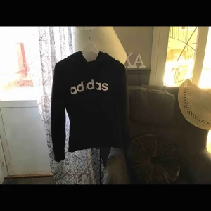  - Första från adidas,Storlek S Från Ginatricot storlek m
