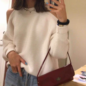  - Mysig stickad tröja med bara axlar och polokrage 