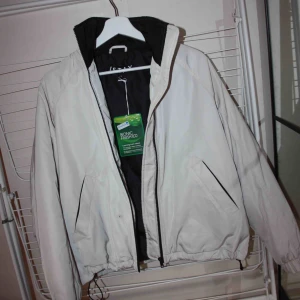  - Helt ny jacka från Carlings, Stay i storlek Small. Lappen kvar. Nypris 699:- skyddar mot vind :)  Frakt kostar 89kr