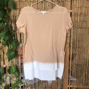  - T-shirt /blus ifrån COS. Övre del: 73%bomull & 27%silke Under del (vit del): 100% bomull Underdelen är i lite ”hårdare material”   Köpte second hand, använt någon gång.    Köpare står för eventuell frakt annars kan jag mötas upp i Stockholm :) 