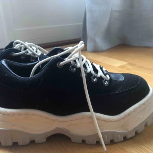  - råkade köpa fel storlek, så skorna är endast använda en gång. byter helst till samma sko fast i 39, annars säljer jag för 1500kr.  betalning via swish och möts upp i göteborg  har kvar kvitto, dustbag och kartongen:) 