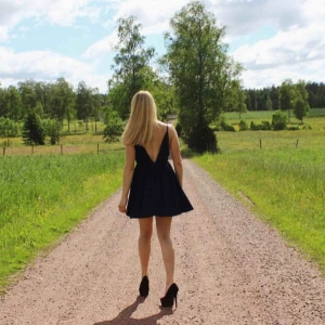  - Säljer den marinblåa klänningen på bilden. Använd 1 gång, nyskick.   Obs köparen står för frakten