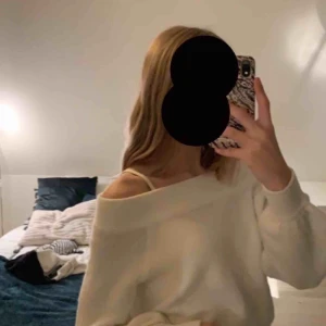  - Vit stickad off-shoulder tröja från H&m. 💞 frakt tillkommer 