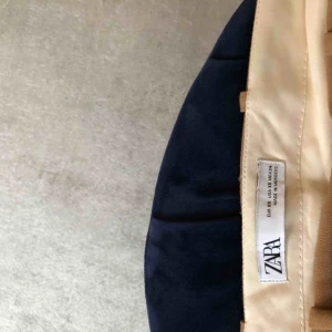  - ”Kostymbyxor” ifrån zara  Tjockt material Aldrig använda  Bra skick! Nypris:600 Säljer för:200 Köparen står för frakt 