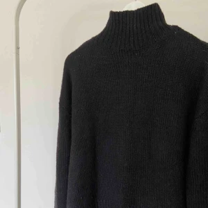  - Stickad med polokrage. Skulle säga att den passar en XS-M i storleken. Har inte för mig att den var sticksig alls. I väldigt bra sick!