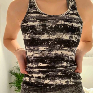  - Fint träningslinne ifrån H&M. Storlek XS men skulle säga att det passar en S också! Använd fåtal gånger och är i fint skick!💝 Ska den skickas betalar köparen frakten.