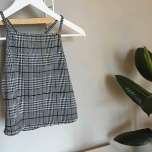  - Halterneck top från H&M, frakt tillkommer 39 kr, totalpris: 69 kr