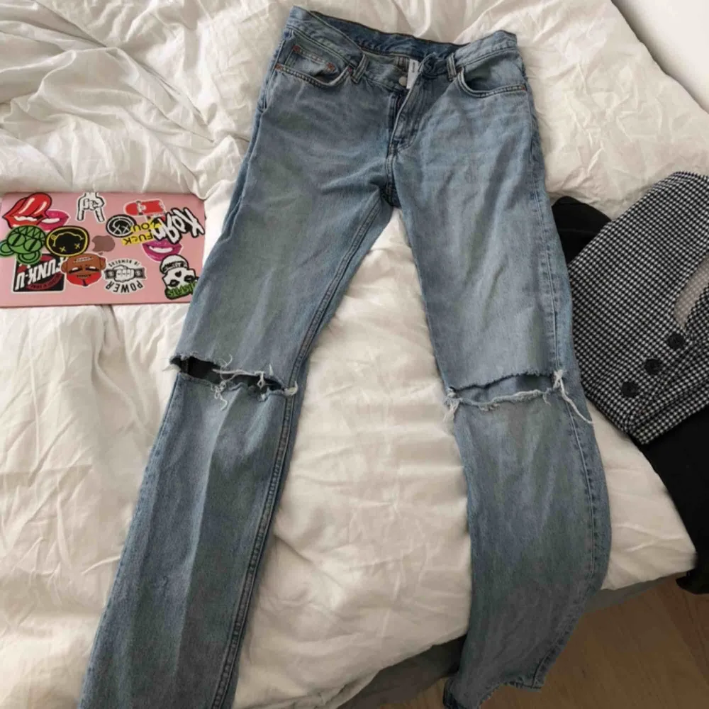 Säljer dessa skitsnygga jeans från weekday!! De helt raka och långa, liknar de populära jeansen från zara 💞 63kr frakt. Jeans & Byxor.