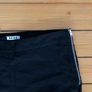  - Svarta smala byxor i linne och viskos-blandning från acne, medium waist. Sparsamt använda. Normala i storleken.    Köparen betalar frakt, alt upphämtning i Gävle eller Uppsala! 