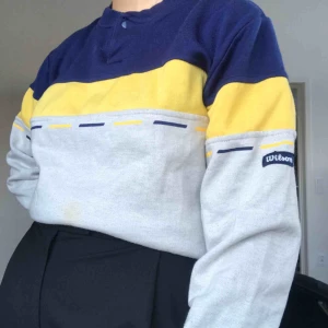  - Cool och skön tjocktröja från märket Wilson. Är köpt secondhand men jag har inte använt den särskilt mycket så är i bra skick!