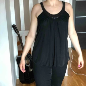  - Jag har ärvt detta av min mormor. Jättefint topp som är för stor för mig. Vi kan mötas upp i Stockholm eller Södertälje annars köparen betalar för frakten. :)