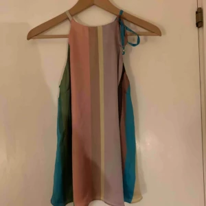  - Topp i sidenmaterial från Zara! Går omlott i ryggen och knyts på ena axeln. Passar även S!