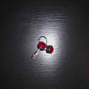  - Röda stenar på silvrig bas. Aldrig använda. 