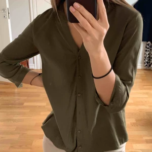  - FRAKT INGÅR! Superskönt material, säljer då den tyvärr blivit för liten!