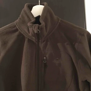  - Brun mjuk fleece, märkt med storlek 160 men passar bra även på mig som är storlek S. Toppenskick inga fläckar eller hål. 