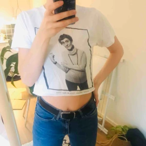  - T-shirt från dedicated med Astrid Lindgren på! Jag har klippt av den så att den skulle bli croppad 🌸  Kan mötas upp i Stockholm eller skicka. Köpare står för frakt!