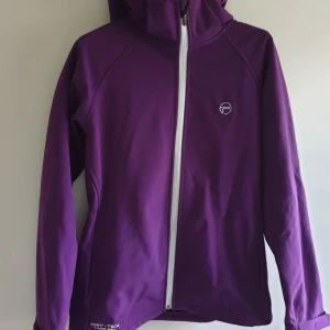 Softshelljacka - Som ny, använd 1 gång. Storlek S. Avtagbar luva.