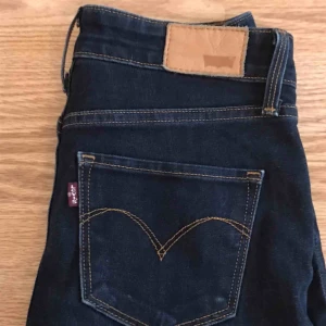  - Snygga Levis skinnyjeans i mörkblå färg, knappt använda och i bra skick! Kan mötas upp i Uppsala eller så tillkommer frakt 💕