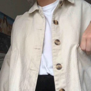  - Lite oversized vårjacka från Monki🌻 går ungefär till ovanför rumpan på mig som är 167 cm. Frakt tillkommer på 58kr💞