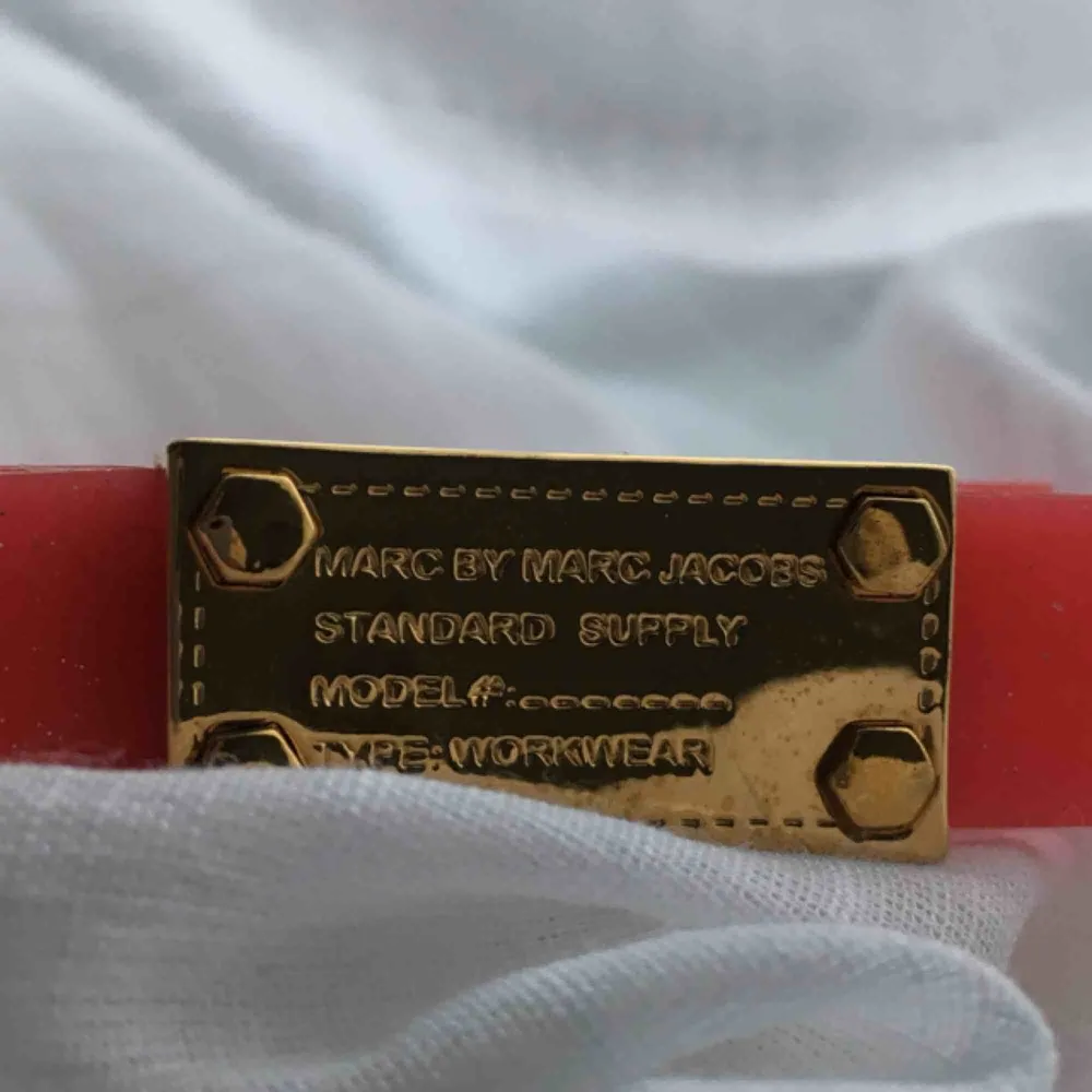 Oanvänt armband i silikonliknande material från Marc by Marc Jacobs. Lös passform och lite elastiskt så S-L i storlek skulle jag gissa. Frakten betalas av köparen, blir inte mer än porto då det är en så liten försändelse :). Accessoarer.