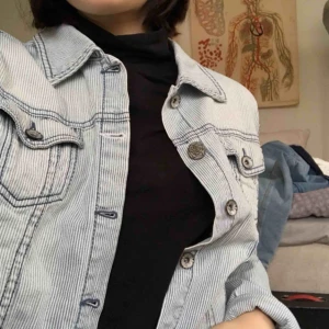  - Storlek 40 men passar mig som har 34 hehe,, en ljusare jeansjacka som är randig, super Snyygg till sommarn! Frakt tillkommer, betalning sker via swish💕 bara att skicka ett meddelande vid frågor/om du vill ha fler bilder mm🥳 går alltid att pruta 