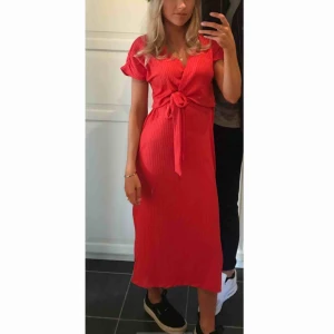  - Röd långklänning från CHIQUELLE ♥️ -köparen står för frakten 