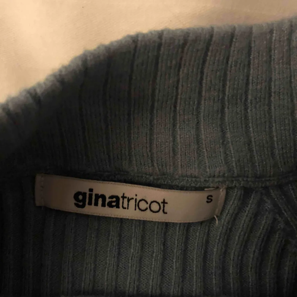 Tajt ribbad blå tröja från Gina Tricot. Jätteskönt material och hög i halsen, passar de flesta eftersom den är stretchig. Tröjor & Koftor.