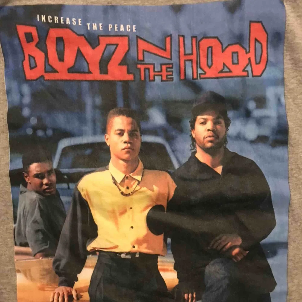 Säljer min Boyz n The Hood merch:) Använd väldigt få gånger, är som ny! Tröjan är i Man storlek- i en S, så är lite längre i modellen💞 Köpte den i London:). T-shirts.