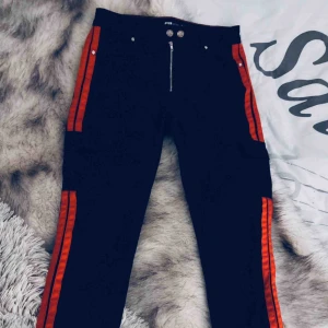 Cargojeans med detaljer ⛓ - Snygga och bekväma cargobyxor från New Yorker som tyvärr aldrig har använts - i perfekt skick 🌟