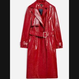  - Trenchcoat i krokodilpräglat, glansigt fuskskinn.  Använd vid ett tillfälle, perfekt nyskick! Köpt för £79.00 från Topshop. 