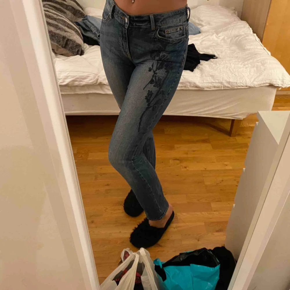 Söta jeans från Lindex, storlek 36 men passar mig som har 38-40💫. Jeans & Byxor.