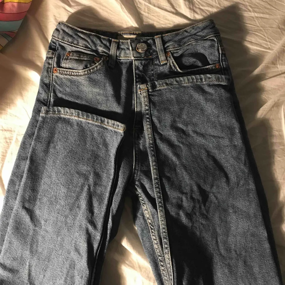 Säljer mina älskade jeans från topshop🥵 dem sitter som boyfriend jeans. Säljer pga dem blivit för kosta har själv längre ben 🦵.Dem är riktigt högmidjade och passar till det mesta🥰 nypris: 550 sparsamt använda utan skador. Jeans & Byxor.