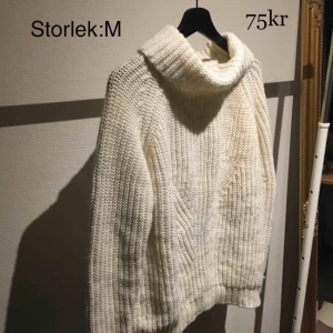  - En vit oversized stickad turtleneck tröja, som är väldigt mjuk o skön men mest av allt varm.