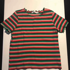  - T-shirt från NA-KD, sparsamt använd. Strl L. Köparen står för frakten.