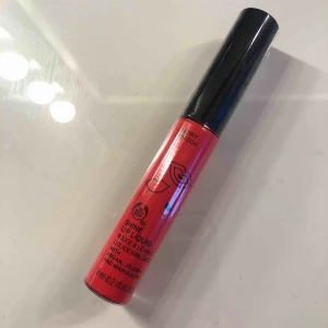  - Ett rött oöppnat läppglans från the body shop i färgen ”Cherry gum 004”. Cruelty free:) Utan skimmer och kladdar inte. Värde 95kr