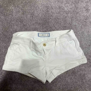  - Abercrombie & Fitch shorts i strl 00 vilket jag tror motsvarar XS. Dem är i fint skick. Ska det fraktas betalar köparen💖