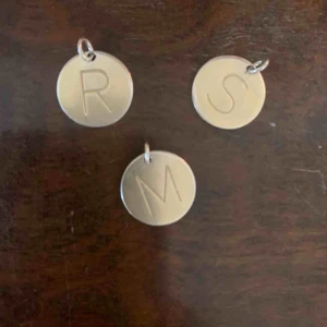  - Syster P stora bokstäver.  125kr styck. + (10) frakt.💜  