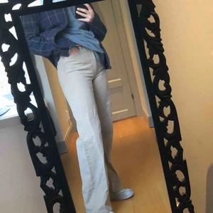  - Ett par basic beiga jeans. Perfekta nu till våren🌸🌿💐 Straight leg jeans