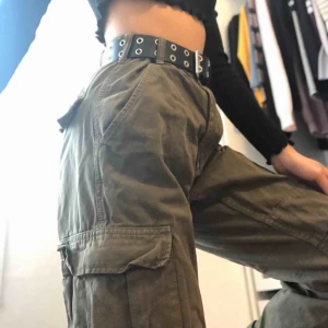  - högmidjade olivgröna cargo byxor från brandy melville med 6 fickor, går att justera vid ändan av byxorna 😊 använda en gång, bra längd för mig på 165 cm, går även att vika upp utan att de blir för korta! då byxorna är tunga tillkommer frakt på 88kr ✉️