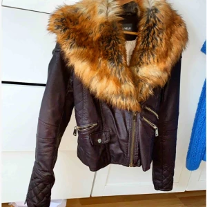  - Jacka med pälskrage i storlek S använt ett fåtal gånger därav de godaskicket (Ej äkta päls)