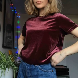  - En vinröd sammetströja från Bikbok! Den är lite kortare i modellen och sitter riktigt skönt. Köparen står för frakten🥳